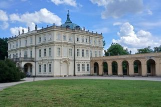 Zámek Ploskovice: pohádkové kulisy, exilový císař a tajemství ukryté pod zemí - Médium.cz